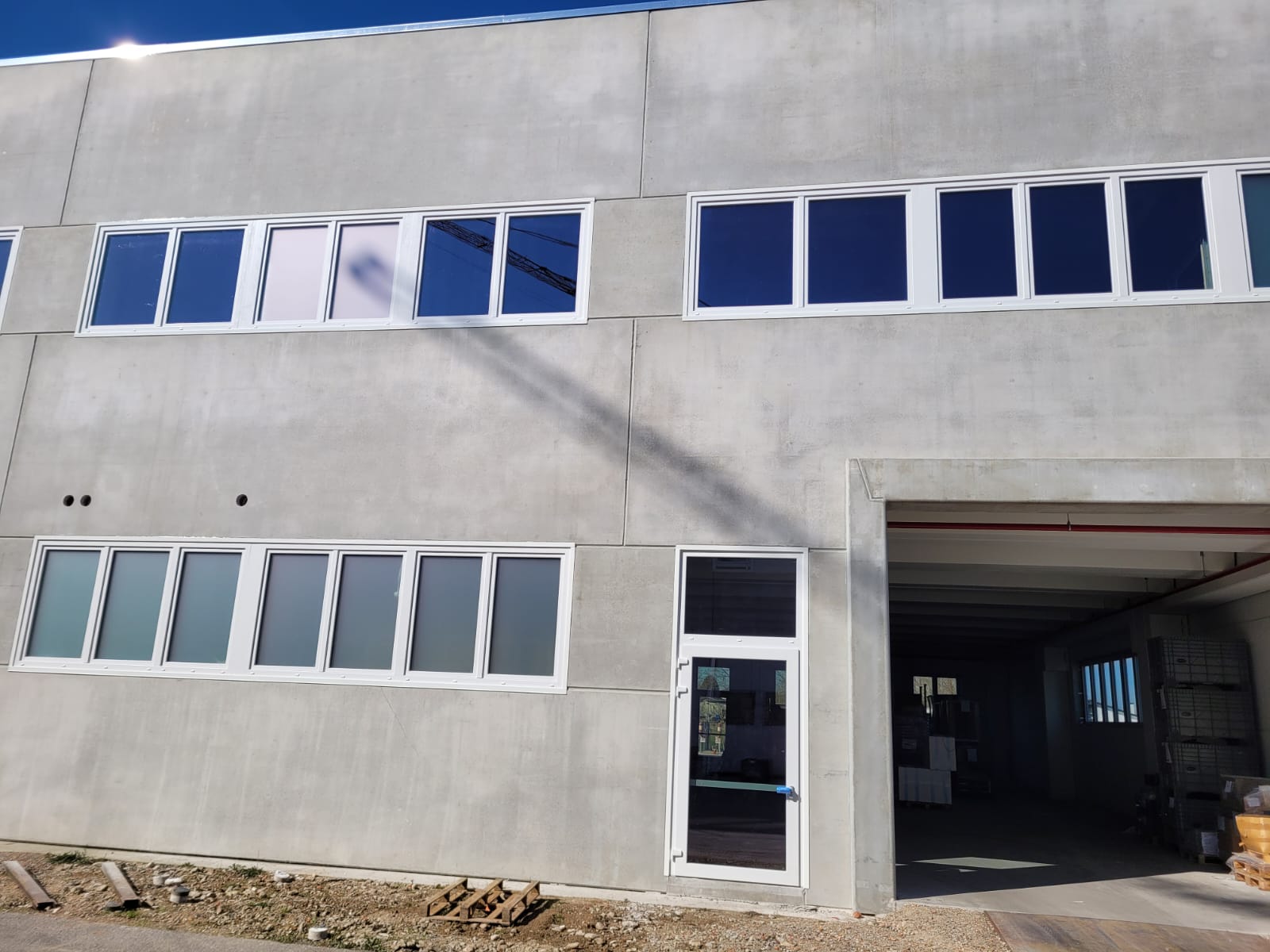 Il “Cubo 2” ha le finestre e le porte-finestre Il “Cubo 2” ha le finestre e le porte-finestre