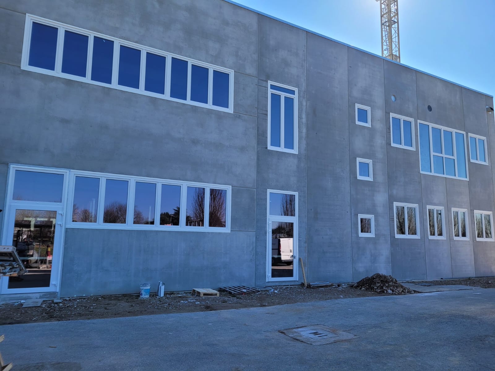 Il “Cubo 2” ha le finestre e le porte-finestre Il “Cubo 2” ha le finestre e le porte-finestre