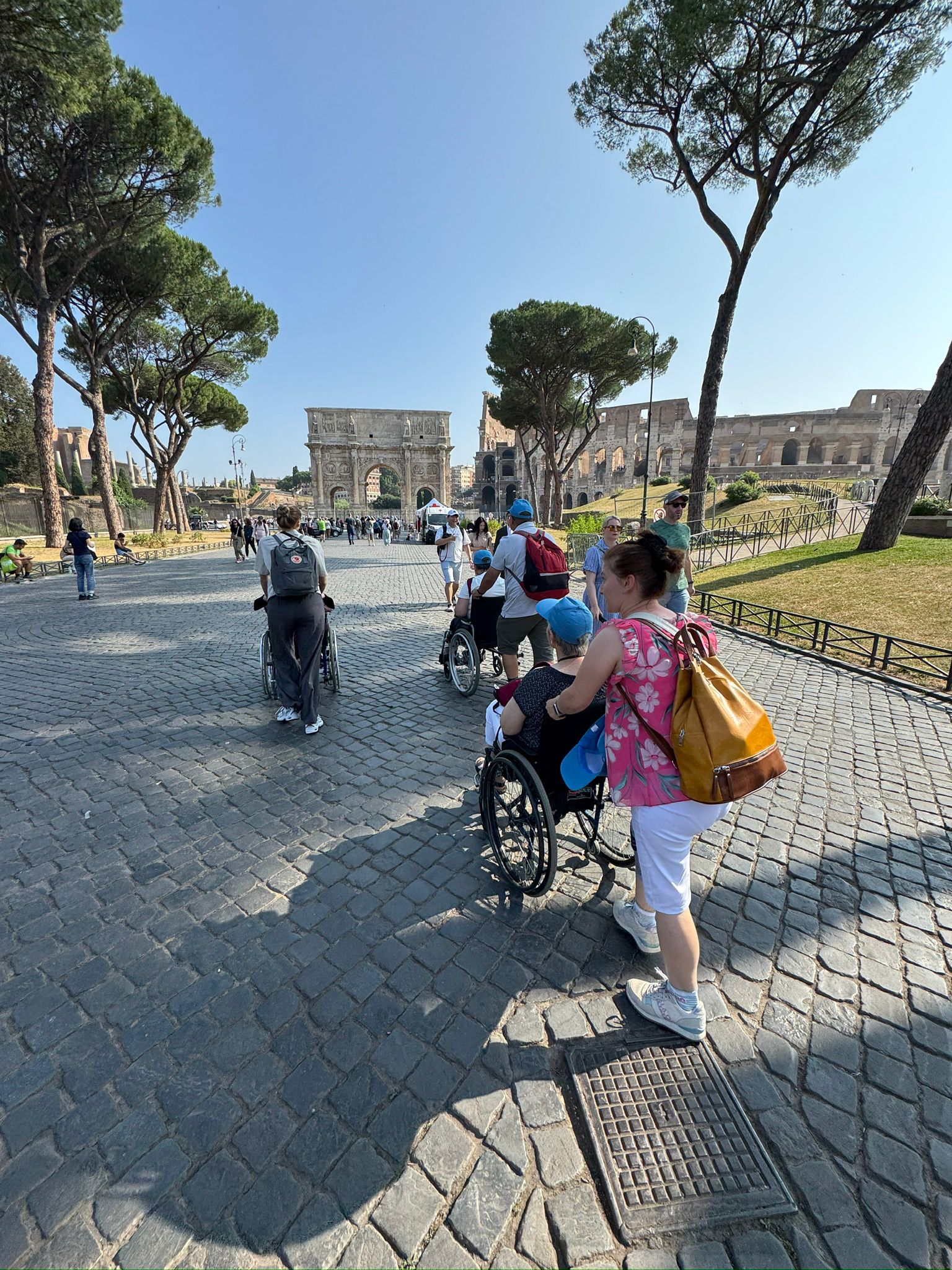 Gruppo di pellegrini del Centro Paolo VI in visita ai monumenti di Roma: Piazza del Popolo, Piazza di Spagna, Piazza Venezia e Colosseo, durante una giornata di sole nella capitale. Momenti di condivisione, cultura e spiritualità prima del rientro.
