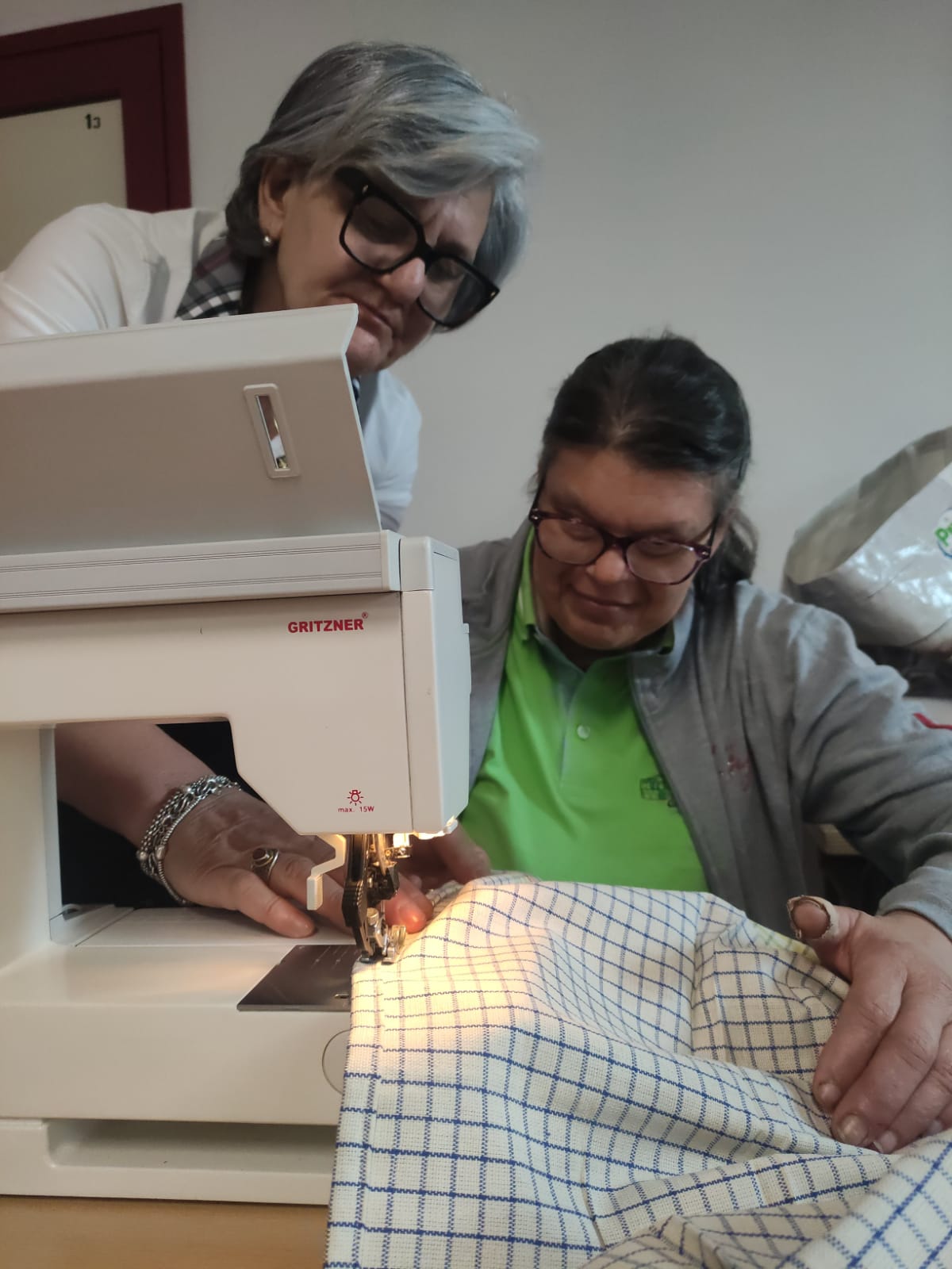 Al Centro Diurno Il Graticolato tutti sarti per un giorno! Al Centro Diurno Il Graticolato tutti sarti per un giorno!