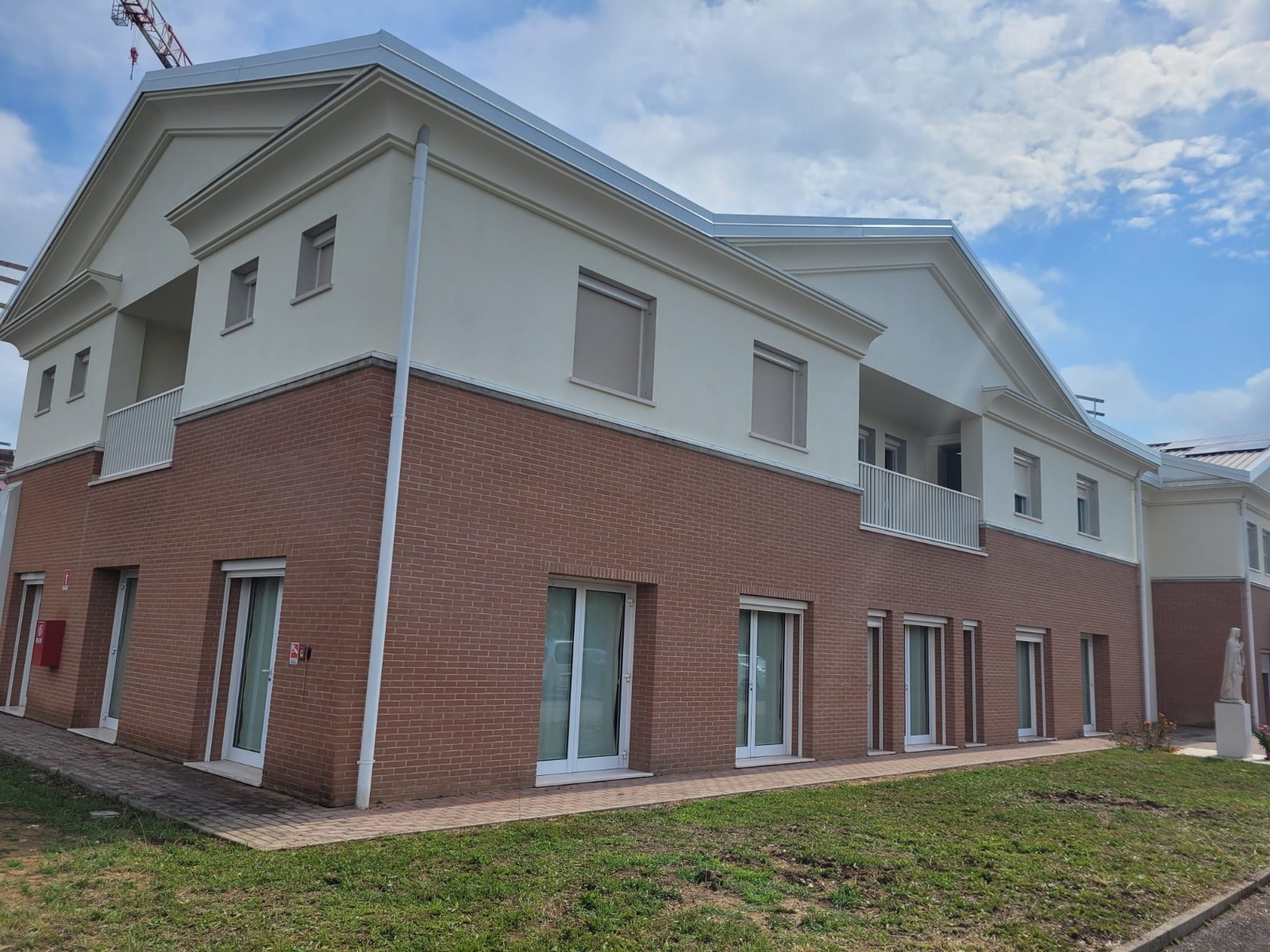 C'è un che di palladiano nella facciata ridipinta del Centro Paolo VI