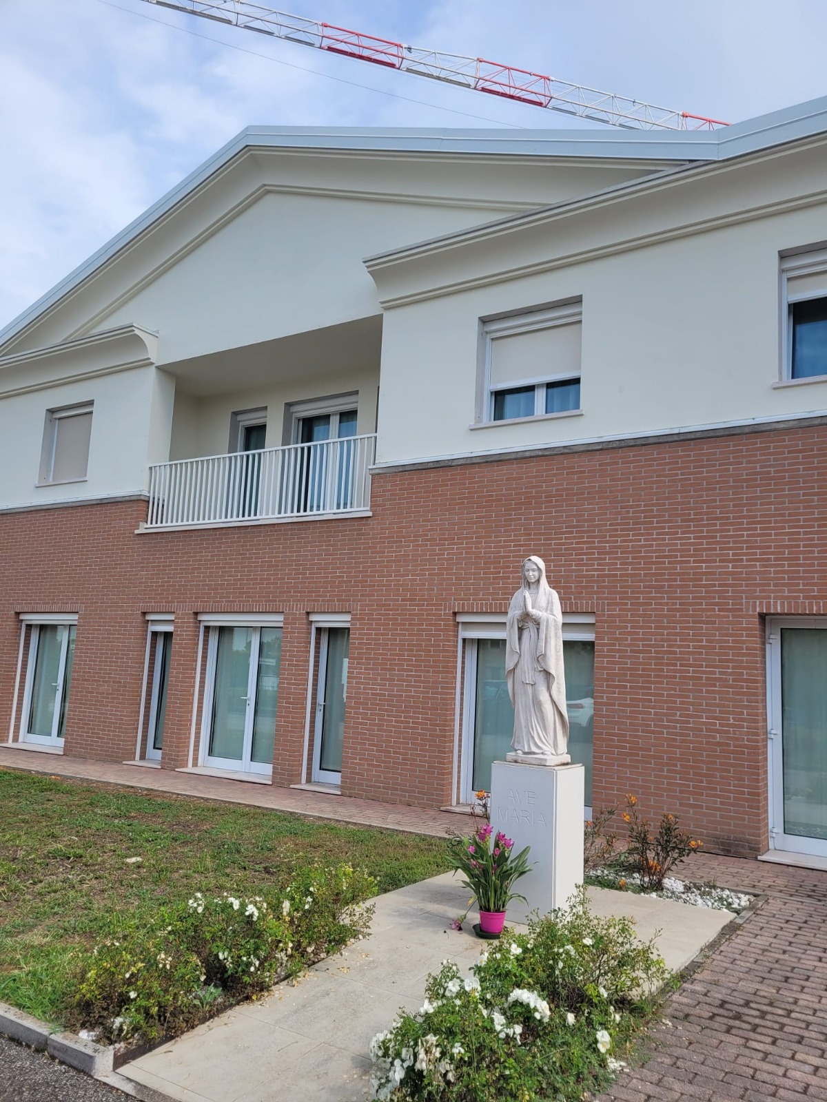 C'è un che di palladiano nella facciata ridipinta del Centro Paolo VI