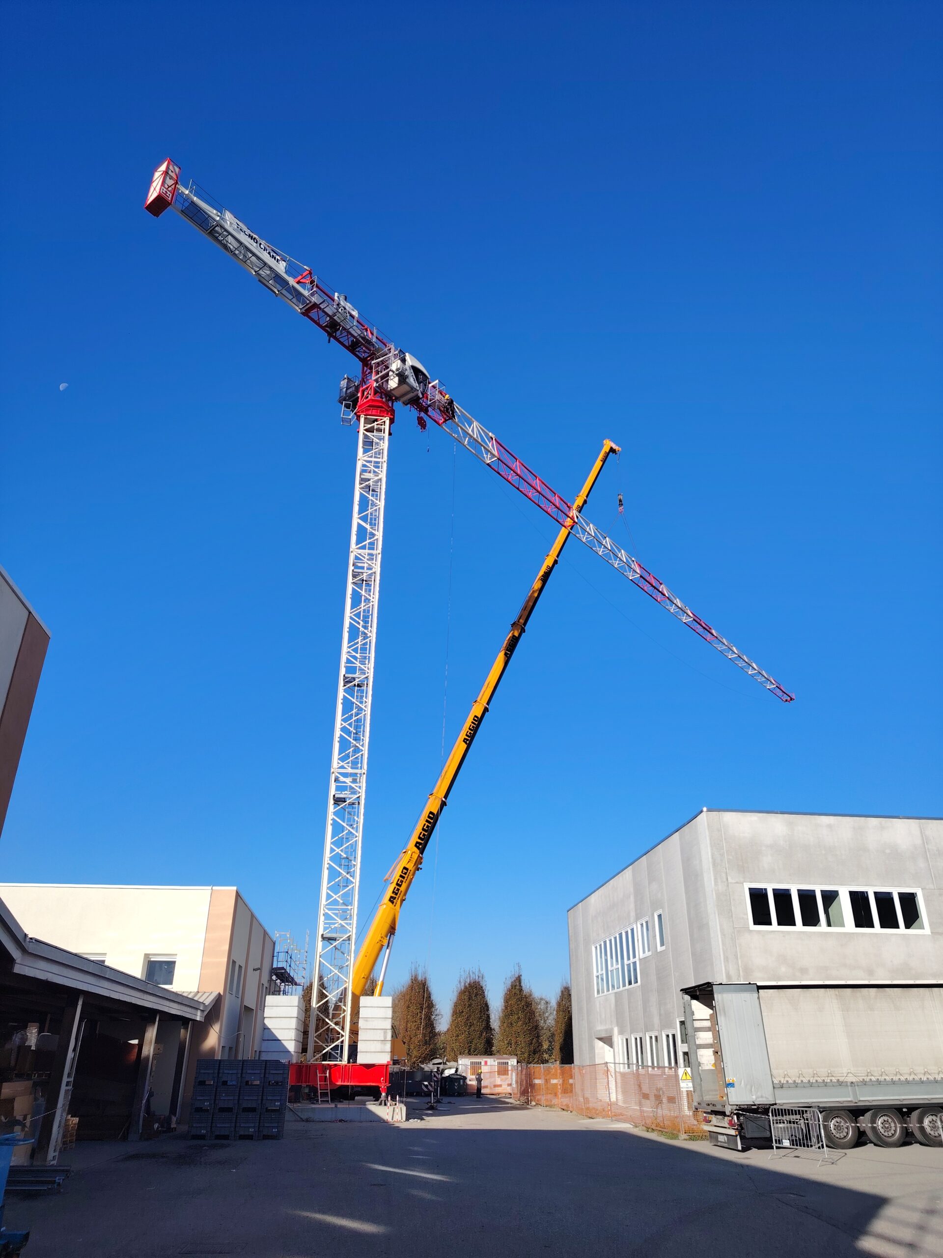 La grande gru dei lavori di efficientamento energetico ci saluta