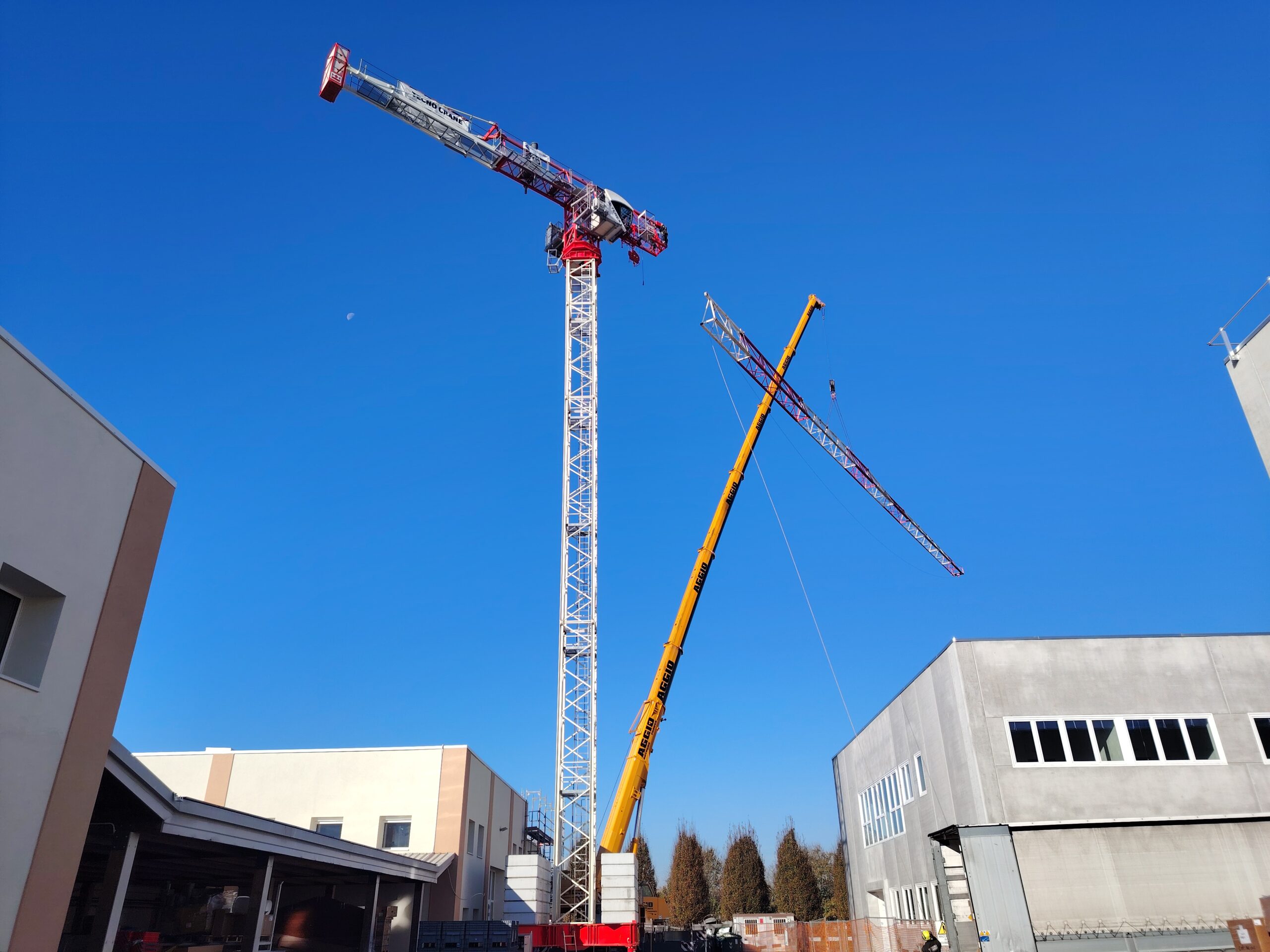 La grande gru dei lavori di efficientamento energetico ci saluta